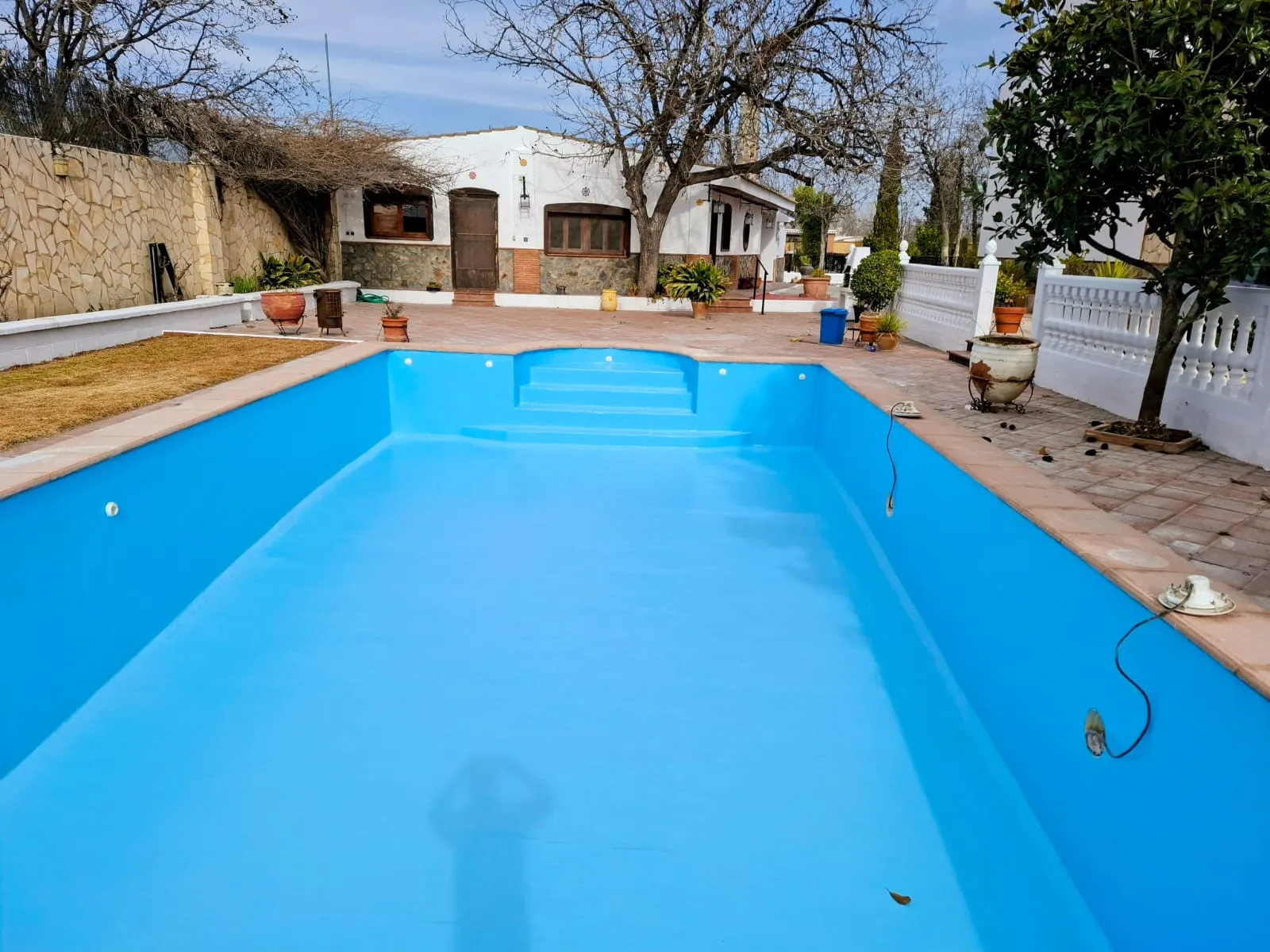 Piscina terminada con revestimiento de poliéster azul
